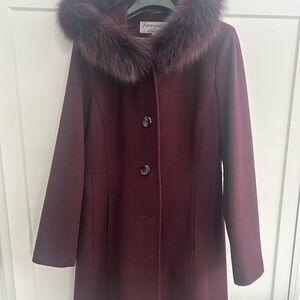 Elegant Burgundy Trench Coat with Faux Fur by Forcast